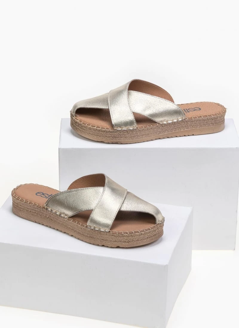 Flatforms δερμάτινα με ιδιαίτερο άνοιγμα Estil - Χρυσό 3 Flatforms δερμάτινα με ιδιαίτερο άνοιγμα Estil - Χρυσό