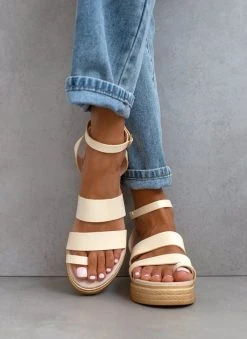 Flatforms με διπλή φάσα Estil - Ζαχαρί -Κατάστημα TheFashionProject estil dermatina pedila me dipli fasa 90154 3n6z