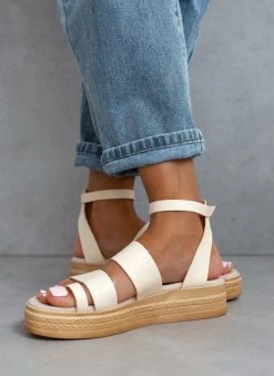 Flatforms με διπλή φάσα Estil - Ζαχαρί -Κατάστημα TheFashionProject estil dermatina pedila me dipli fasa 90154 l8tb