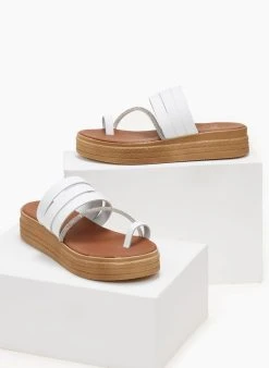 Flatforms δερμάτινα με λοξό στρας λουράκι Tfp - Λευκό 9 Flatforms δερμάτινα με λοξό στρας λουράκι Tfp - Λευκό -Κατάστημα TheFashionProject flatforms dermatina tfp me lokso strass louraki 105601 2exn