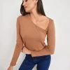 Noobass Μπλούζα με ασύμμετρη λαιμόκοψη - Caramel -Κατάστημα TheFashionProject mplouza me asummetri laimokopsi 109846 06sg
