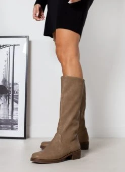 The Fashion Project Μπότες φλατ σε στρογγυλή γραμμή - Τάουπε -Κατάστημα TheFashionProject mpotes flat se strogguli grammi 108949 417p