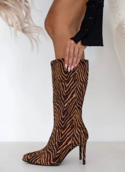 The Fashion Project Μπότες μυτερές Suede με λεπτό τακούνι - Καφέ -Κατάστημα TheFashionProject mpotes muteres suede me lepto takouni 107231 b30v