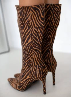 The Fashion Project Μπότες μυτερές Suede με λεπτό τακούνι - Καφέ -Κατάστημα TheFashionProject mpotes muteres suede me lepto takouni 107231 czxp