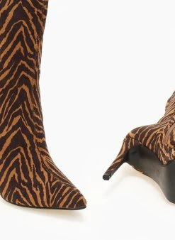 The Fashion Project Μπότες μυτερές Suede με λεπτό τακούνι - Καφέ -Κατάστημα TheFashionProject mpotes muteres suede me lepto takouni 107231 hak3