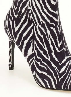 The Fashion Project Μπότες μυτερές Suede με λεπτό τακούνι - Λευκό/Μαύρο -Κατάστημα TheFashionProject mpotes muteres suede me lepto takouni 107232 rthj