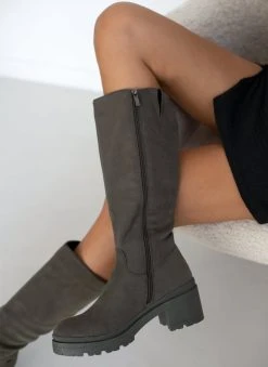 Xti Footwear Μπότες Suede με τετράγωνο τακούνι Xti 140579 - Χακί -Κατάστημα TheFashionProject mpotes suede me tetragwno takouni xti 140579 105700 w39c