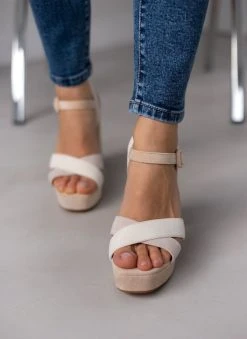 Πέδιλα με φιάπα Suede Refresh 170788 - Μπεζ -Κατάστημα TheFashionProject pedila me fiapa suede refresh 170788 110306 ugiu