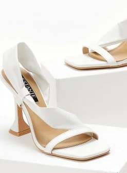 The Fashion Project Πέδιλα με μαλακή λοξή φάσα - Λευκό -Κατάστημα TheFashionProject pedila me malaki loksi fasa 104652 75ph