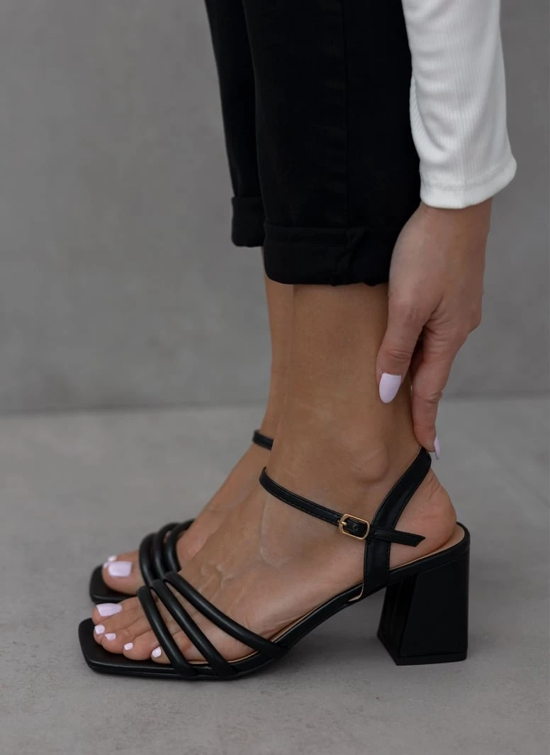 The Fashion Project Πέδιλα με μπαρέτα σε καρέ γραμμή - Μαύρο 3 The Fashion Project Πέδιλα με μπαρέτα σε καρέ γραμμή - Μαύρο