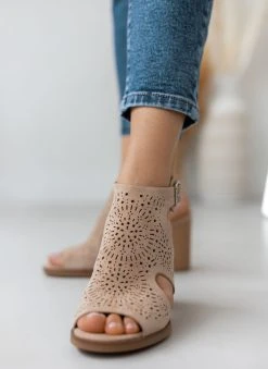 Xti Footwear Πέδιλα με μπαρέτα Suede και διατρητο σχέδιο Xti 141098 - Τάουπε -Κατάστημα TheFashionProject pedila me mpareta suede kai diatrito sxedio xti 14 110372 3eti