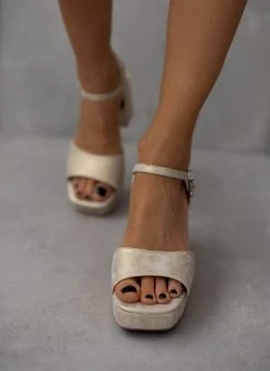 Xti Footwear Πέδιλα με μπαρέτα Xti 141471 - Χρυσό