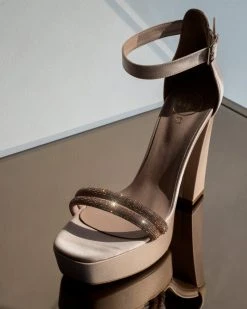 Πέδιλα με φιάπα και στρας υφασμάτινα Tfp - Nude -Κατάστημα TheFashionProject pedila tfp saten me strass kai fiapa 100657 oat5