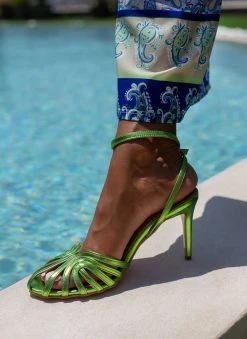 Πέδιλα με μπαρέτα σε μεταλλικές αποχρώσεις Tfp - Λαχανί -Κατάστημα TheFashionProject retro tfp pedila se metallikes apoxrwseis 105219 0xg5