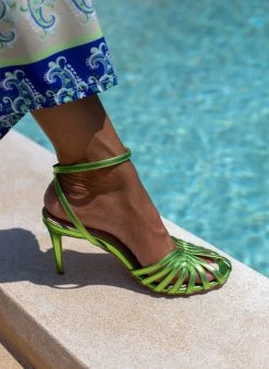 Πέδιλα με μπαρέτα σε μεταλλικές αποχρώσεις Tfp - Λαχανί -Κατάστημα TheFashionProject retro tfp pedila se metallikes apoxrwseis 105219 41mc