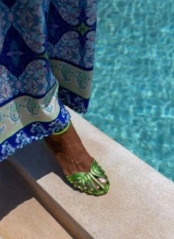 Πέδιλα με μπαρέτα σε μεταλλικές αποχρώσεις Tfp - Λαχανί -Κατάστημα TheFashionProject retro tfp pedila se metallikes apoxrwseis 105219 fycp