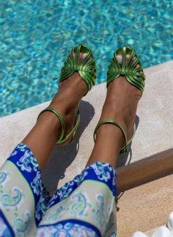 Πέδιλα με μπαρέτα σε μεταλλικές αποχρώσεις Tfp - Λαχανί -Κατάστημα TheFashionProject retro tfp pedila se metallikes apoxrwseis 105219 p0tu