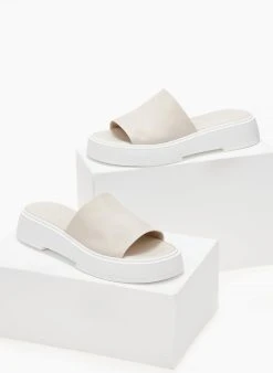 Flatforms δερμάτινα με φαρδιά φάσα Iris Sandals - Ζαχαρί -Κατάστημα TheFashionProject sandalia dermatina iris me fardia fasa 103355 gxtb