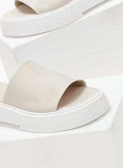 Flatforms δερμάτινα με φαρδιά φάσα Iris Sandals - Ζαχαρί -Κατάστημα TheFashionProject sandalia dermatina iris me fardia fasa 103355 k8bt