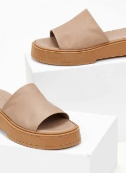 Flatforms δερμάτινα με φαρδιά φάσα Iris Sandals - Μπεζ -Κατάστημα TheFashionProject sandalia dermatina iris me fardia fasa 103847 i24z