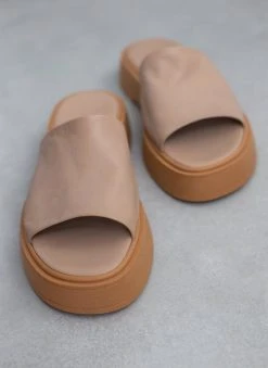 Flatforms δερμάτινα με φαρδιά φάσα Iris Sandals - Μπεζ -Κατάστημα TheFashionProject sandalia dermatina iris me fardia fasa 103847 snrs