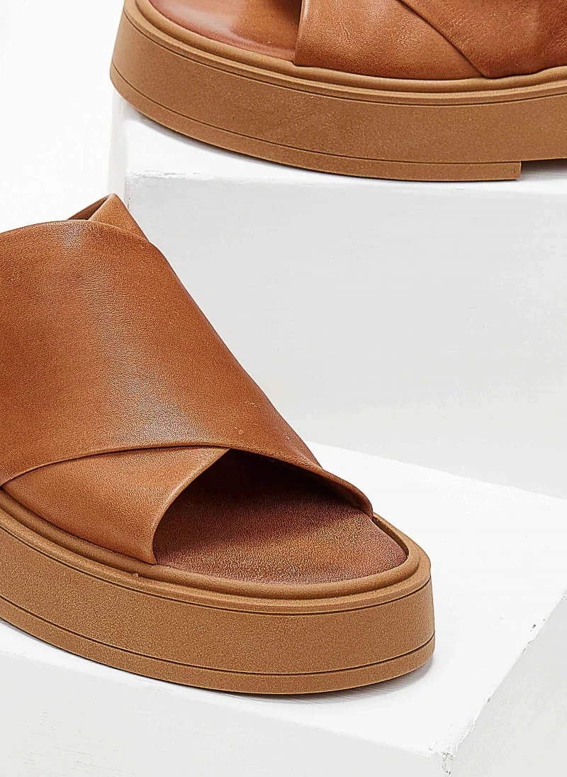 Flatforms δερμάτινα Crossover Iris Sandals - Ταμπά 8 Flatforms δερμάτινα Crossover Iris Sandals - Ταμπά - Image 6