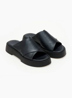 Flatforms δερμάτινα Crossover Iris Sandals - Μαύρο -Κατάστημα TheFashionProject sandalia dermatina iris me xiasti fases 104010 wuo2