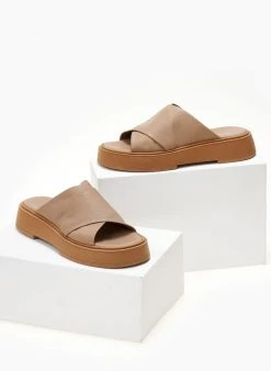 Flatforms δερμάτινα Crossover Iris Sandals - Μπεζ 13 Flatforms δερμάτινα Crossover Iris Sandals - Μπεζ -Κατάστημα TheFashionProject sandalia dermatina iris me xiasti fases 104730 39hv