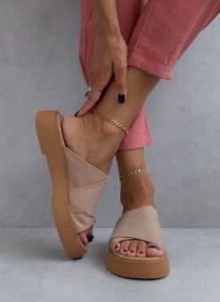 Flatforms δερμάτινα Crossover Iris Sandals - Μπεζ 15 Flatforms δερμάτινα Crossover Iris Sandals - Μπεζ -Κατάστημα TheFashionProject sandalia dermatina iris me xiasti fases 104730 k8b8