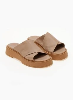 Flatforms δερμάτινα Crossover Iris Sandals - Μπεζ 14 Flatforms δερμάτινα Crossover Iris Sandals - Μπεζ -Κατάστημα TheFashionProject sandalia dermatina iris me xiasti fases 104730 mixm