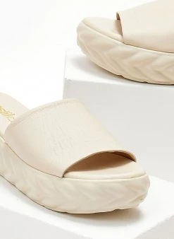 Flatforms δερμάτινα με σχέδιο στη σόλα Estil - Ζαχαρί 10 Flatforms δερμάτινα με σχέδιο στη σόλα Estil - Ζαχαρί -Κατάστημα TheFashionProject slides estil dermatina me sporty sola 104485 gdzf